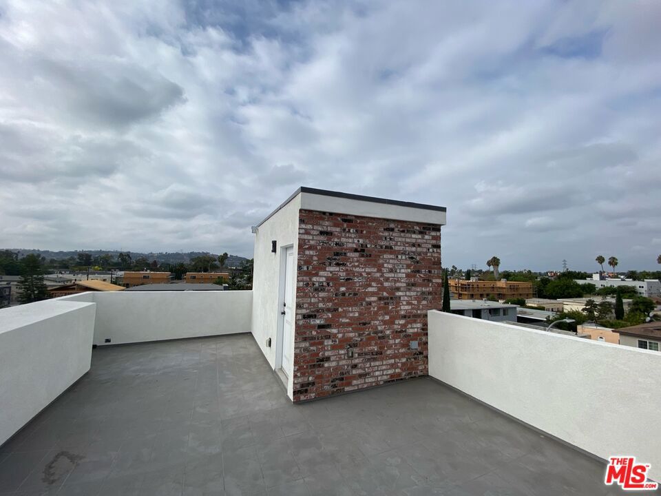 https://media.crmls.org/mediaz/73bf56eb-0a6d-4004-ad94-9523343be54b.jpg?preset=X-Large