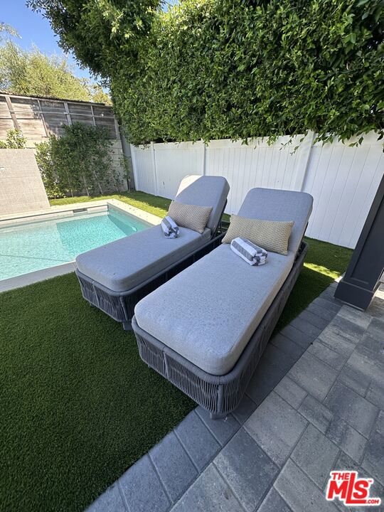 622 N La Jolla Avenue, Los Angeles CA: https://media.crmls.org/mediaz/73bf6980-858d-428a-be3d-e18c7dcf1b2e.jpg