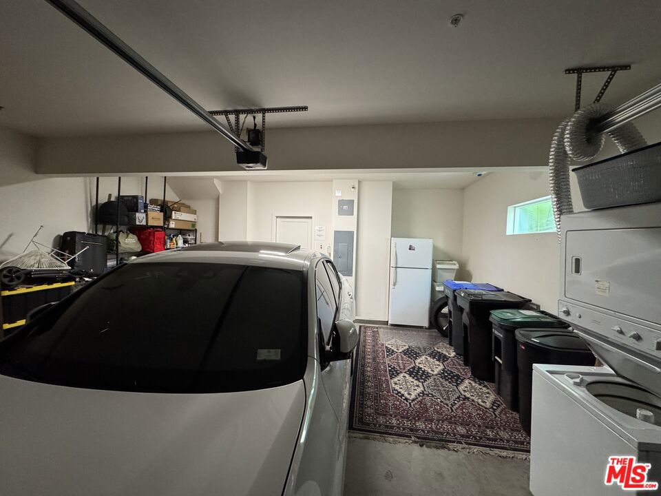 https://media.crmls.org/mediaz/73bfeeab-70c3-4ca1-ba25-f4e2ffd868bd.jpg?preset=X-Large
