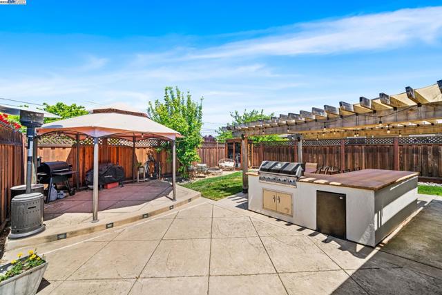 692 Adelle St, Livermore CA: https://media.crmls.org/mediaz/73c0b811-aa69-4485-bcc2-2a2f3272ceba.jpg