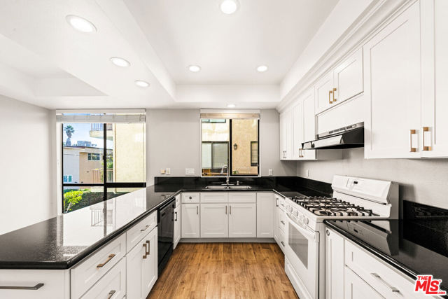 4454 Ventura Canyon Avenue, Sherman Oaks CA: https://media.crmls.org/mediaz/73c20cff-6530-4ff5-b6da-03d22edab3fd.jpg