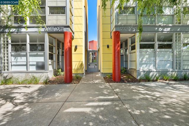 1200 65Th St, Emeryville CA: https://media.crmls.org/mediaz/73c26c4d-c0f5-437d-a5aa-f341c08c61b7.jpg