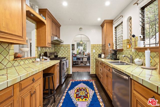 1118 S Crescent Heights Boulevard, Los Angeles CA: https://media.crmls.org/mediaz/73c2ffaf-3518-4109-9143-a608cd3ebcff.jpg