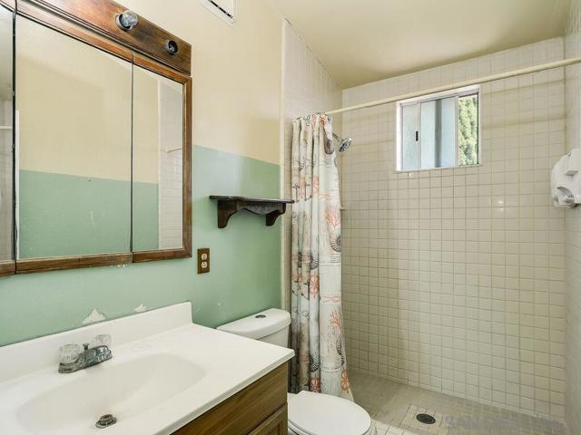 1212 Fifth Ave, Chula Vista CA: https://media.crmls.org/mediaz/73c36365-4640-4063-a133-8a6e8a34f0b1.jpg