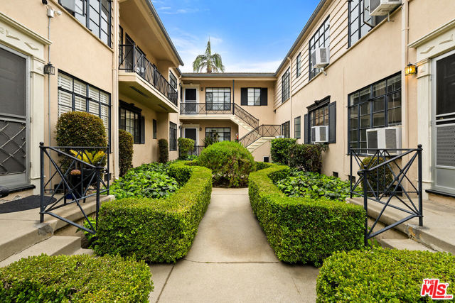 9216 Beverly Boulevard, Beverly Hills CA: https://media.crmls.org/mediaz/73c43e22-3eab-423d-a7e1-fe33da8b5fbf.jpg