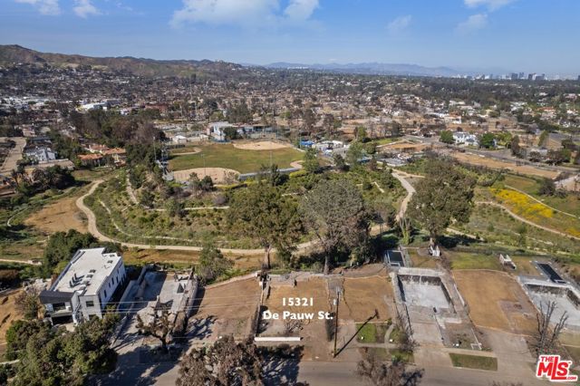 15321 De Pauw Street, Pacific Palisades CA: https://media.crmls.org/mediaz/73c51c22-d5e8-4a3f-b5e4-d6822e18f88b.jpg