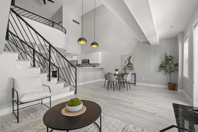 1501 India St, San Diego CA: https://media.crmls.org/mediaz/73c6d689-5876-4650-b1c2-57c3535b4129.jpg