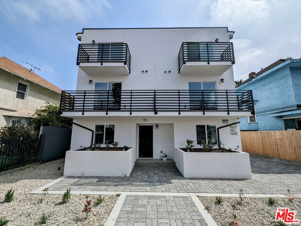 1/2 E Adams Boulevard