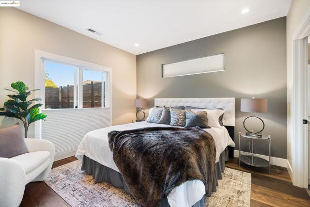 6528 Dover St, Oakland CA: https://media.crmls.org/mediaz/73c7c933-d927-4eda-83f4-177640b77d51.jpg