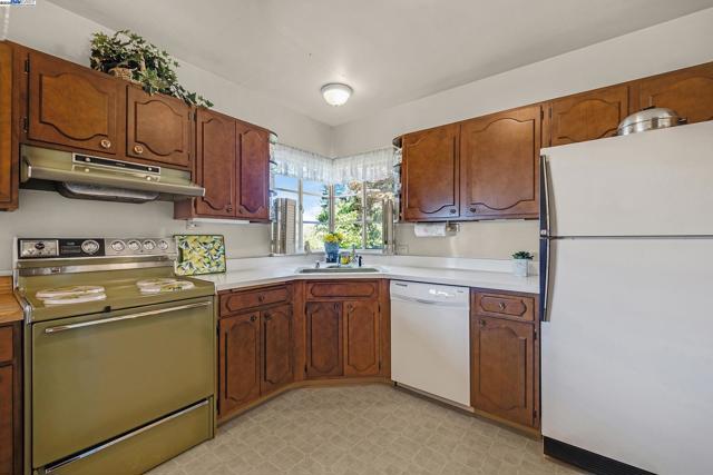 2863 Burton Dr, Oakland CA: https://media.crmls.org/mediaz/73c8ac52-9c83-4cdb-99cf-6f798835c045.jpg