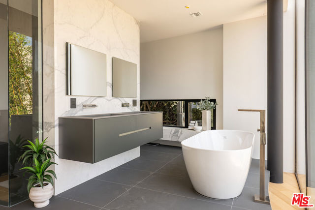 9277 Thrush Way, Los Angeles CA: https://media.crmls.org/mediaz/73c9d9c4-471e-4182-b4b5-a1cc6abb632b.jpg