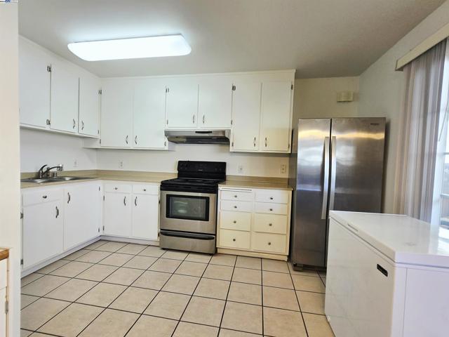 670 Fargo Ave, San Leandro CA: https://media.crmls.org/mediaz/73cc40d3-9f93-47e9-a99b-bb7a7478b906.jpg
