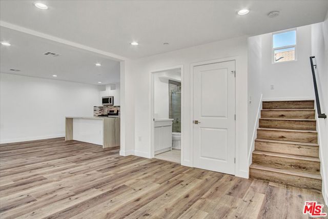 2419 S Cochran Avenue, Los Angeles CA: https://media.crmls.org/mediaz/73cc5207-4afa-4d83-8fbb-e31222eedd74.jpg