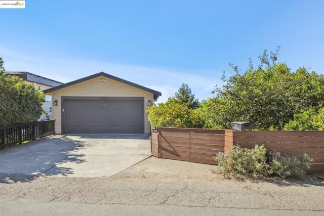 17032 Broadway Ter, Oakland CA: https://media.crmls.org/mediaz/73cda70e-42b6-49ae-9755-511d276c0e1a.jpg