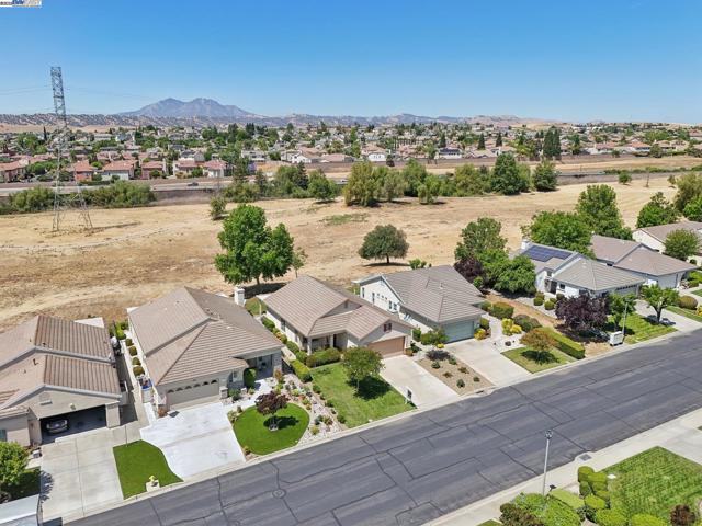 491 Central Park Pl, Brentwood CA: https://media.crmls.org/mediaz/73ce7c8f-65c0-4d7e-aa28-b1b1ec637449.jpg