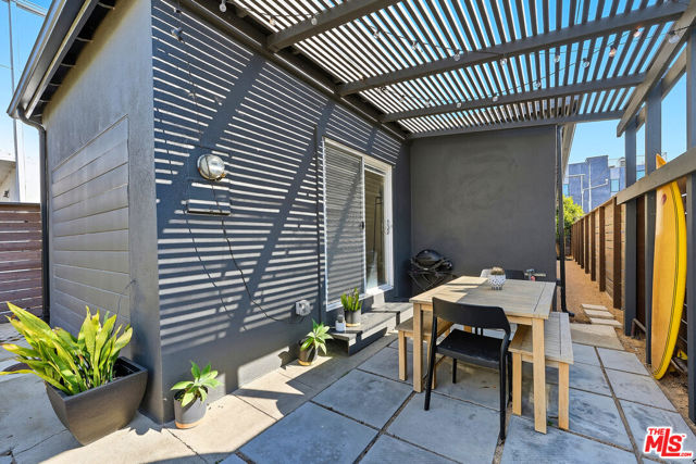 517 Venice Way, Venice CA: https://media.crmls.org/mediaz/73d1db54-ab2d-4fce-a3c8-3d2012b6b93c.jpg