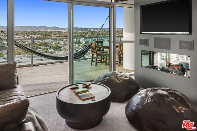 13700 Marina Pointe Drive, Marina del Rey CA: https://media.crmls.org/mediaz/73d29d88-9981-4416-a3ba-f643e6173452.jpg