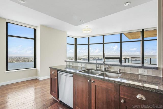 700 W E St, San Diego CA: https://media.crmls.org/mediaz/73d35d5a-6fb7-49dc-a7ed-d0453b6de1d5.jpg