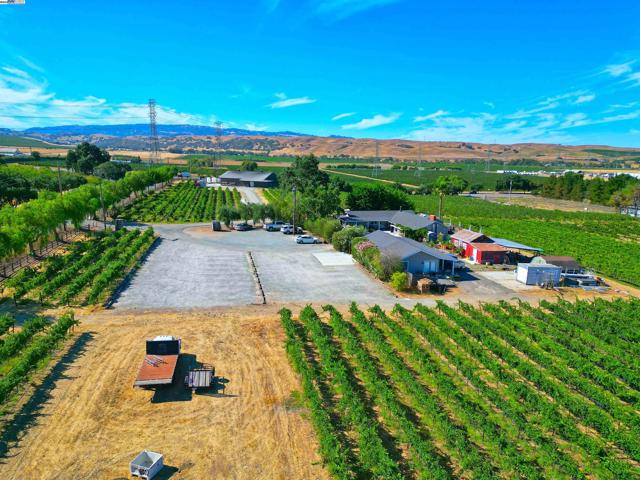 2915 S Vasco Rd, Livermore CA: https://media.crmls.org/mediaz/73d3b0e4-86b0-464d-9147-18a65c307a72.jpg