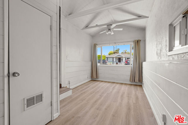 2421 Cloy Avenue, Venice CA: https://media.crmls.org/mediaz/73d568c9-76bf-4fc3-8661-44c12bf2ce95.jpg
