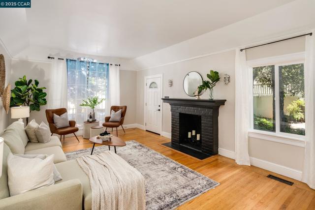1019 Sir Francis Drake Blvd, San Anselmo CA: https://media.crmls.org/mediaz/73d6a952-3dea-4e12-b5bd-d780e9d1e51c.jpg