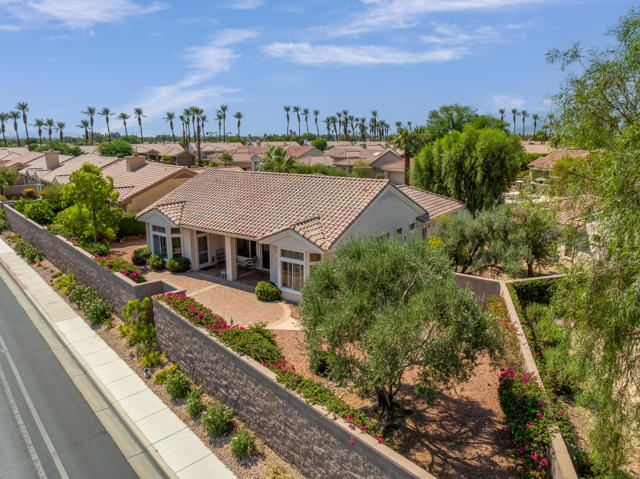78626 Blooming Court, Palm Desert CA: https://media.crmls.org/mediaz/73d6ab5c-3a09-4416-8cb0-c0a0295a7bc2.jpg