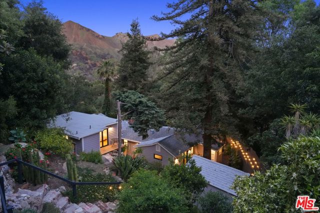 19817 Montau Drive, Topanga CA: https://media.crmls.org/mediaz/73d6db2f-6275-4ce8-9ca2-a9f909fed3dc.jpg