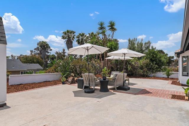 2663 Sutter St, Carlsbad CA: https://media.crmls.org/mediaz/73d77989-6b7c-4497-bedb-29c15bf07ae3.jpg