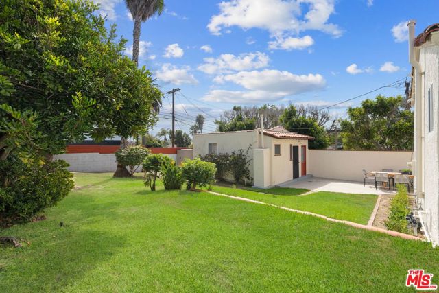 822 Pine Street, Santa Monica CA: https://media.crmls.org/mediaz/73d7a868-e1b4-49f2-af84-869943365cf2.jpg