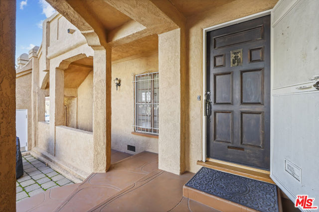 1143 S Rimpau Boulevard, Los Angeles CA: https://media.crmls.org/mediaz/73d80d49-9402-4b1f-b125-e5093dcdd50d.jpg