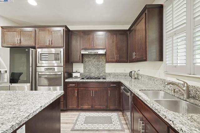 1025 S Fowler Ln, Mountain House CA: https://media.crmls.org/mediaz/73d83449-8688-4b04-b3b3-ffe341d50e5a.jpg