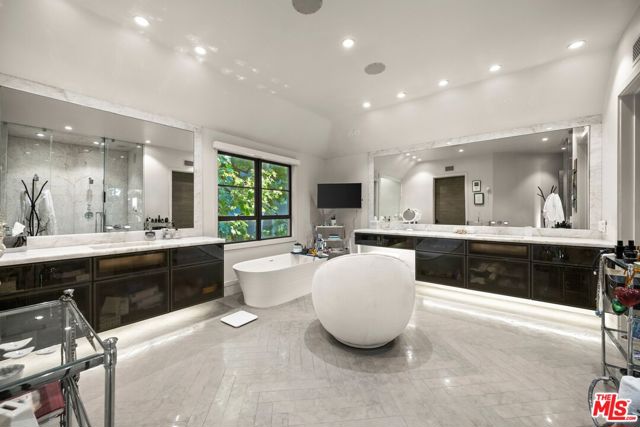 3396 Stone Ridge Lane, Los Angeles CA: https://media.crmls.org/mediaz/73d8752b-46fd-4e4b-b53d-ff3b67ad0de2.jpg