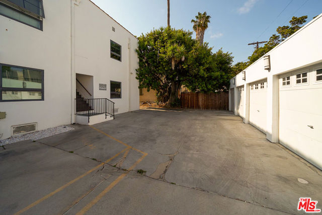 614 N Genesee Avenue, Los Angeles CA: https://media.crmls.org/mediaz/73d8c1cc-e565-4169-b7ad-66f34e715a5e.jpg