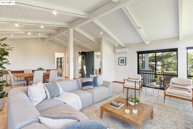 20 Ascot Ct, Oakland CA: https://media.crmls.org/mediaz/73da128a-acac-4063-b5e4-1655ae56cf52.jpg