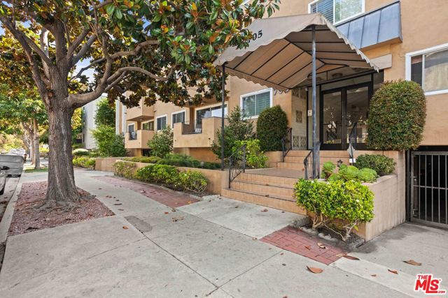 705 Westmount Drive, West Hollywood CA: https://media.crmls.org/mediaz/73db3cdf-1adc-4c0a-b29b-cc69a1ae3da4.jpg