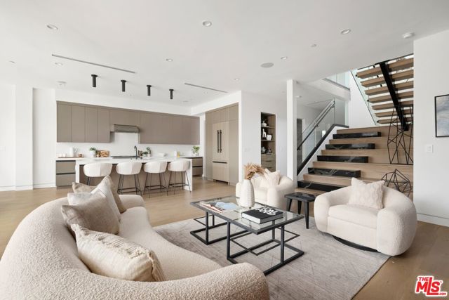 714 N La Jolla Avenue, Los Angeles CA: https://media.crmls.org/mediaz/73dbf36e-780c-4c16-91e1-81fa5d14dbf7.jpg