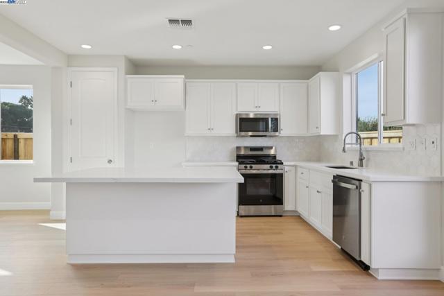 109 Creek View Cir, Fairfield CA: https://media.crmls.org/mediaz/73dc6103-d851-4c70-b1d8-651a8be049c4.jpg