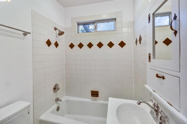 Image 34 of 38 For 828 Everett Ave