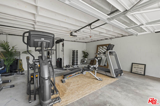 4650 Canoga Avenue, Woodland Hills CA: https://media.crmls.org/mediaz/73dcb148-5b7c-4931-a65e-da21699ef3ee.jpg