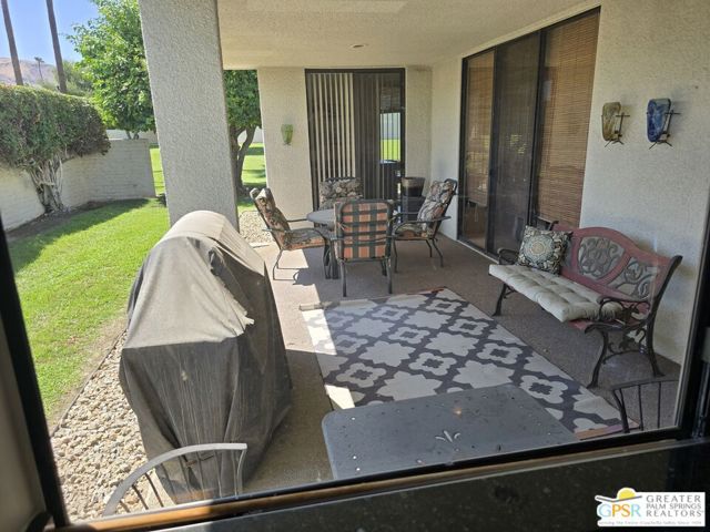 1445 Via Isla, Palm Springs CA: https://media.crmls.org/mediaz/73dcf7f4-11af-4388-ae64-7b5425c97b20.jpg