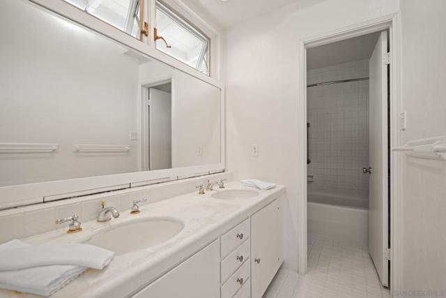 6423 Avenida Cresta, La Jolla CA: https://media.crmls.org/mediaz/73dd72e0-15c6-4327-b11e-fd782378df79.jpg