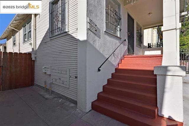 1993 38Th Ave, Oakland CA: https://media.crmls.org/mediaz/73ddb8fc-75c6-43e3-980f-37fa27d2caeb.jpg