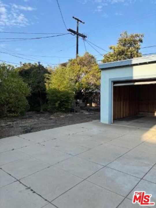 1212 1214 S Tremaine Avenue, Los Angeles CA: https://media.crmls.org/mediaz/73ddeb3f-8bc6-4abe-926e-4599a785dd9b.jpg