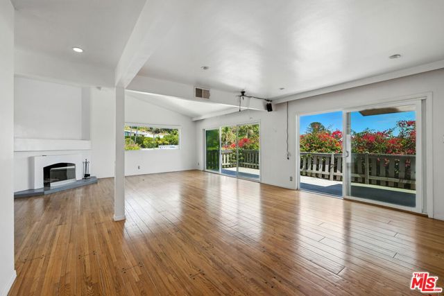 1317 Devlin Drive, Los Angeles CA: https://media.crmls.org/mediaz/73de6d70-f84e-4d01-b598-3e4897278945.jpg