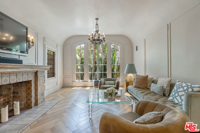 809 S Muirfield Road, Los Angeles CA: https://media.crmls.org/mediaz/73df8efe-4b7f-4803-9d5e-270daa6b33ea.jpg
