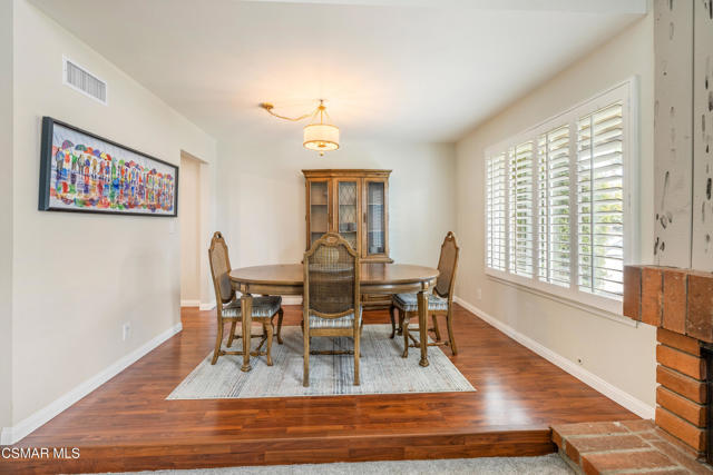 2345 Cragmont Court, Simi Valley CA: https://media.crmls.org/mediaz/73e08c81-0cd6-4f2f-9564-5a3142c6a50f.jpg