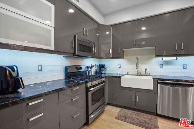 16123 W Sunset Boulevard, Pacific Palisades CA: https://media.crmls.org/mediaz/73e0ec5a-3fcd-46dd-8f11-7c7df3fcd9e6.jpg