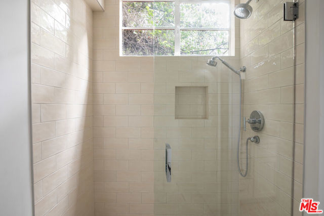 29233 HEATHERCLIFF Road, Malibu CA: https://media.crmls.org/mediaz/73e104d9-33ed-42eb-be23-cc29e5f1fb93.jpg