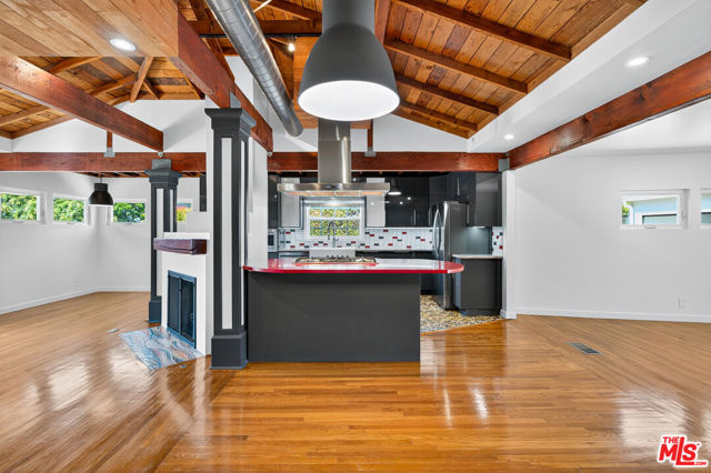 2121 Marine Street, Santa Monica CA: https://media.crmls.org/mediaz/73e1fe98-fb89-4d32-8475-dca784423a86.jpg