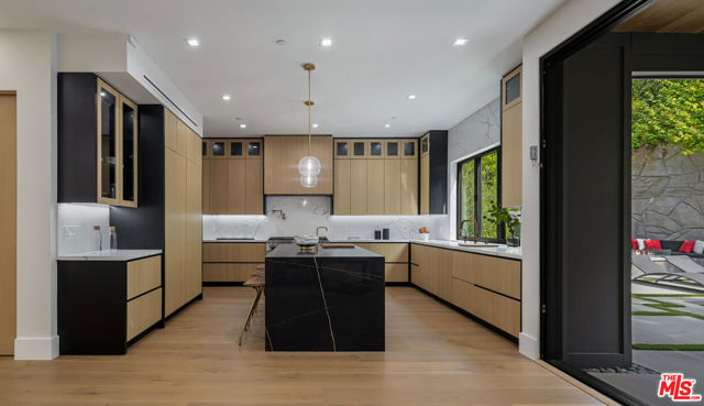 1530 N Beverly Drive, Beverly Hills CA: https://media.crmls.org/mediaz/73e31a51-b5ef-484d-9ce5-2b9ef7c7db08.jpg